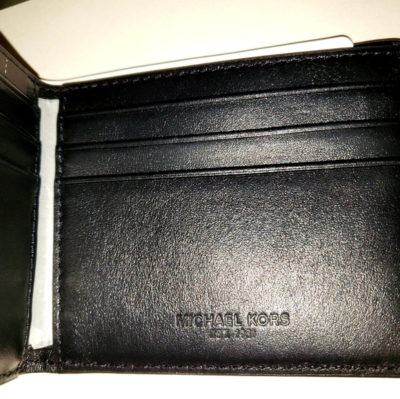 Michael Kors Billfold Wallet with Keychain - Picture 2 of 5